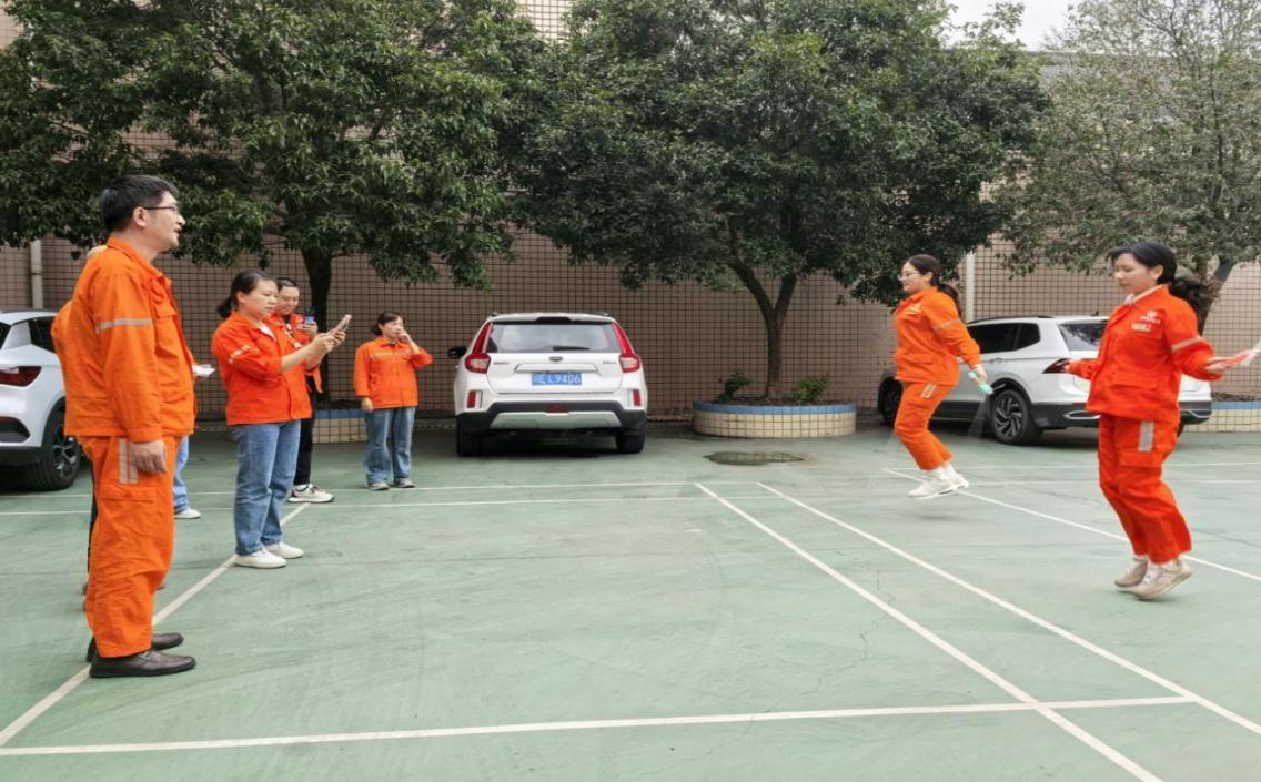 光芒四射，繩彩飛揚(yáng) ——弘旭公司工會(huì)開(kāi)展秋季跳繩活動(dòng)(圖1)