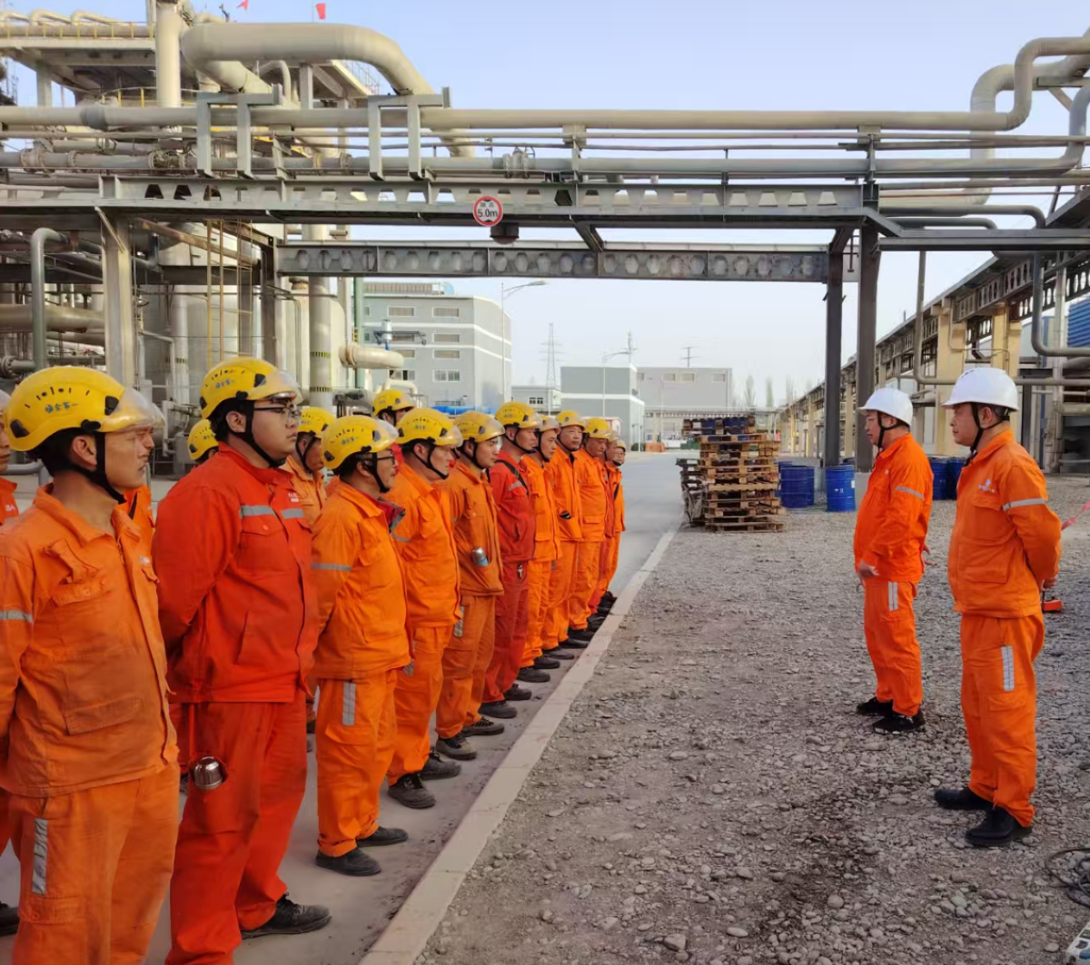 弘旭公司領(lǐng)導赴新疆阿克蘇華錦檢修項目部 督導工作(圖1)