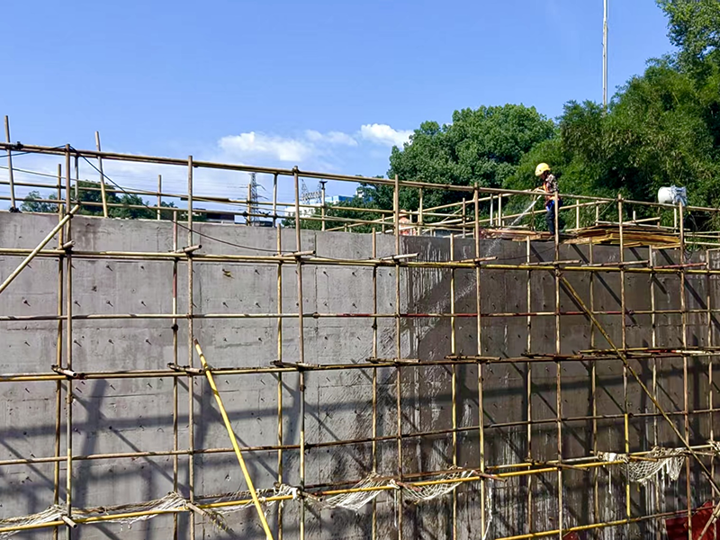 弘旭員工直面烈日考驗(yàn)，汗水鑄就質(zhì)量豐碑(圖1)