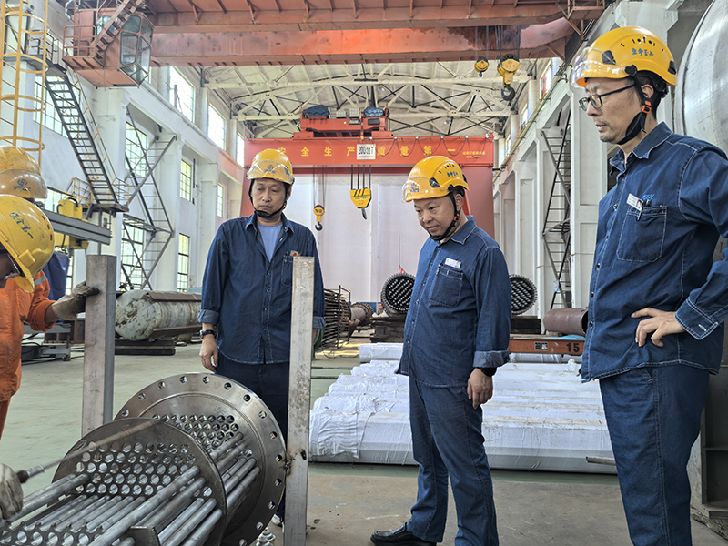 弘旭公司總經(jīng)理劉小東帶隊(duì)督導(dǎo)設(shè)備制造安全生產(chǎn)專項(xiàng)檢查(圖1)