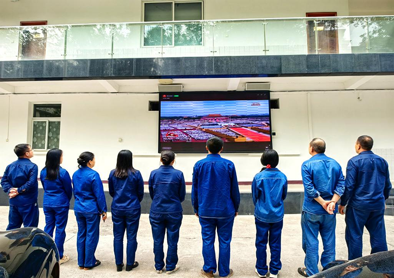  弘旭公司組織觀看九三閱兵式，激發(fā)愛國熱情(圖2)