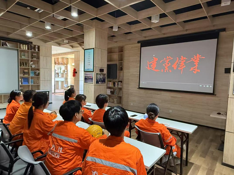 弘旭團(tuán)總支開展“光影淬初心 熒幕鑄黨魂”觀看紅色影片活動(dòng)(圖1)