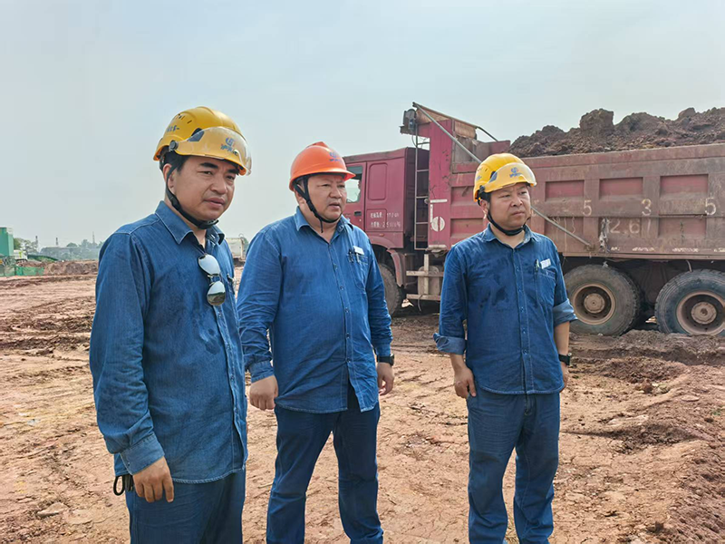 陳懋金到弘旭公司舊箱涵項(xiàng)目部指導(dǎo)工作(圖2)