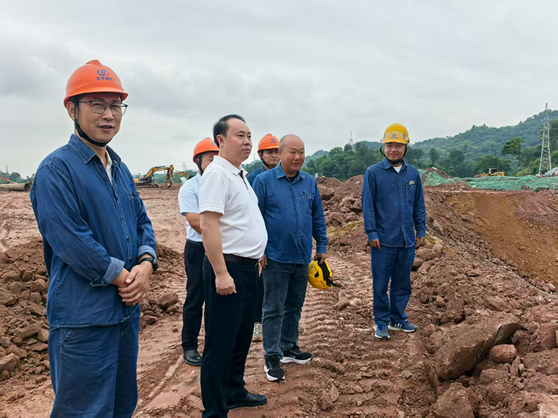 廖廷君到弘旭公司箱涵項(xiàng)目部現(xiàn)場(chǎng)調(diào)研指導(dǎo)工作(圖1)