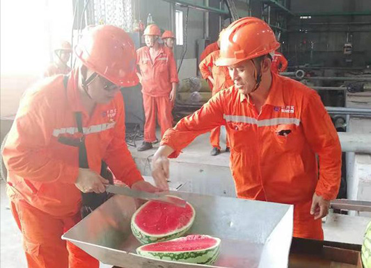 弘旭公司黨委開展向生產一線送清涼活動(圖2)