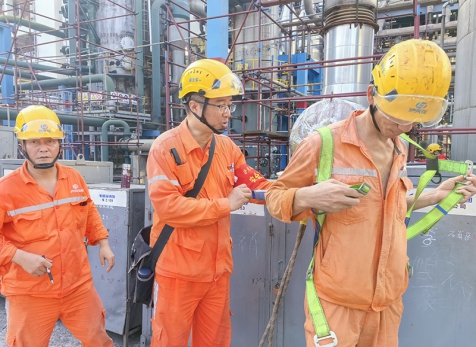 弘旭公司開(kāi)展瀘天化硝區(qū)大修現(xiàn)場(chǎng)安全帽、安全帶、安全網(wǎng) 使用情況檢查