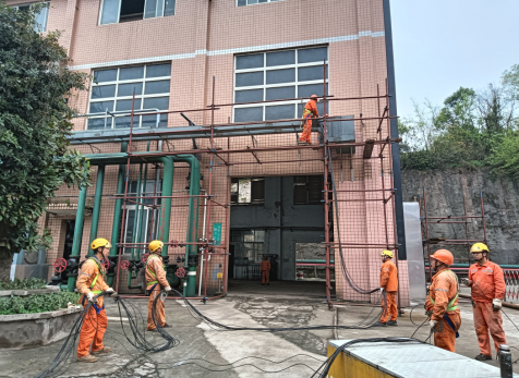 硝區(qū)大修進(jìn)行時，弘旭隊伍亮旗幟