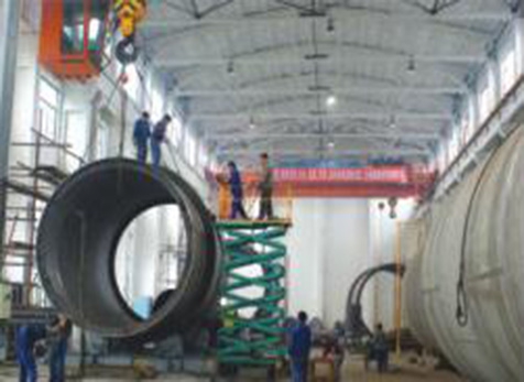 國內(nèi)第二臺(tái)大型稀硝酸吸收塔制作現(xiàn)場(chǎng)